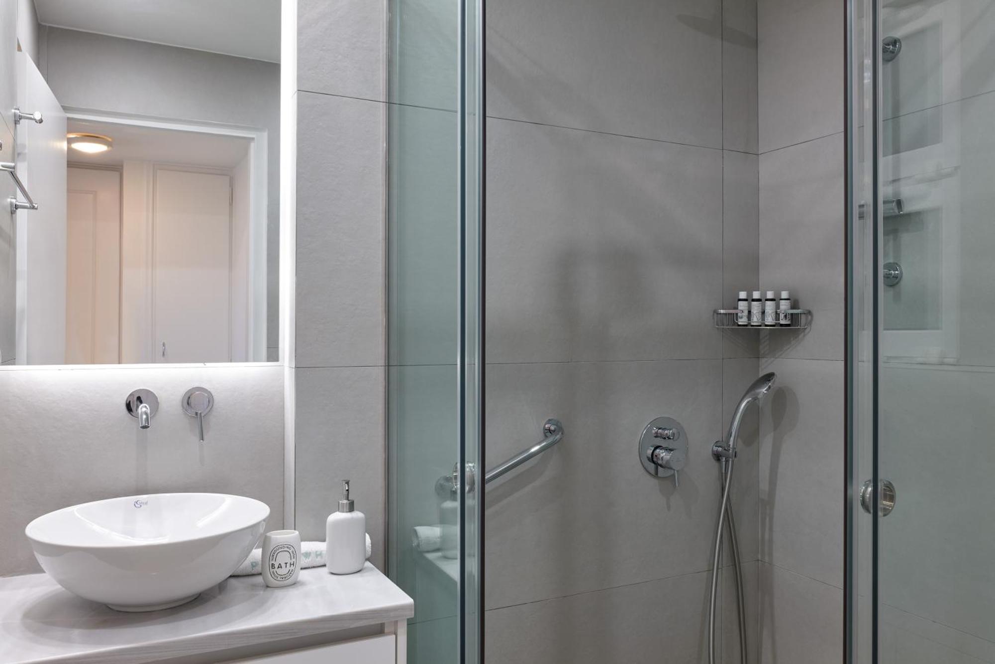 Chic One Bd Apartment With Hilton View Афины Экстерьер фото