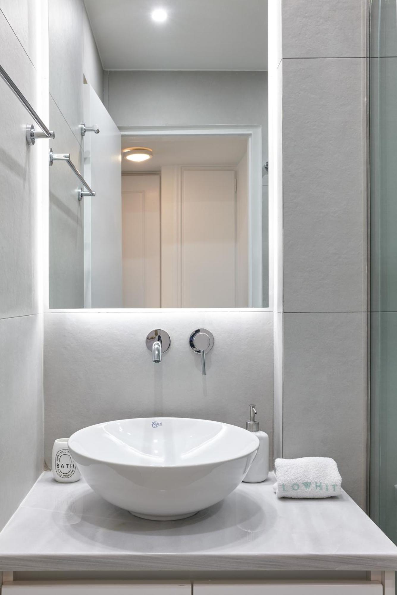 Chic One Bd Apartment With Hilton View Афины Экстерьер фото
